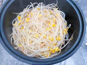 锅里加入少许植物油，放入豆芽炒至断生后摆在碗底