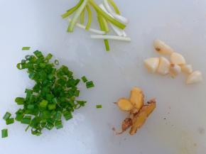 大蒜切粒，姜切片，葱头切段，葱叶切碎