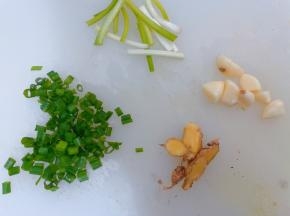 大蒜切粒，姜切片，葱头切段，葱叶切碎