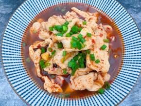 把煮好的肉片连同汤汁一起倒入豆芽垫底的碗里，撒上葱花（口味重的这步可以在面上铺上干辣椒碎和花椒，用滚油淋一下更香哦）我家孩子不能吃太油腻和太重味的东西，只能作罢