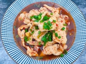 把煮好的肉片连同汤汁一起倒入豆芽垫底的碗里，撒上葱花（口味重的这步可以在面上铺上干辣椒碎和花椒，用滚油淋一下更香哦）我家孩子不能吃太油腻和太重味的东西，只能作罢