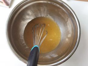 手动打蛋器搅打均匀。乳化状态。