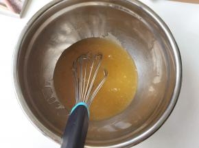 手动打蛋器搅打均匀。乳化状态。