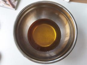 花生油、糖浆、枧水倒入干净盆中。