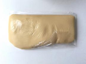 装入保鲜袋，折叠按压成均匀面团。冷藏醒2-4小时。