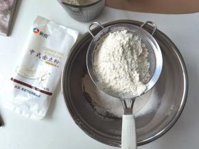 中筋面粉筛入（不同牌子吸水性不同，可预留10-20克，看情况加）。