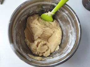 切拌至无干粉。