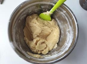 切拌至无干粉。