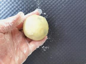 慢慢把饼皮往上收口，一定要慢，饼皮比较薄，太快容易破。