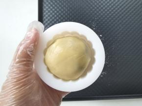 收口收好，拍上薄薄一层玉米淀粉。搓均匀。放入模具。