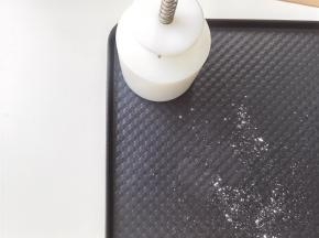 预热烤箱，风炉模式210度，预热时间一定要够。模具扣在不粘烤盘上，用力均匀压1-2下。