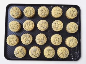 抬起模具，轻松脱模，预测好位置，压好了千万不要移动。依次压好。