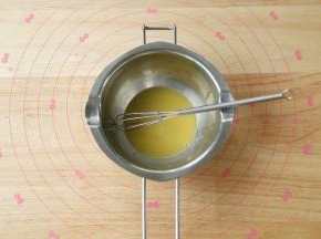 蛋黄过筛，加纯净水2克，1滴糖浆搅拌均匀。