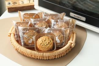 放入烤箱，风炉模式165度烤12分钟。烤好冷凉到手温，机器封口打包，等待回油！