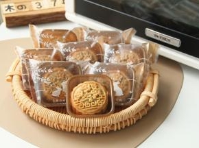 放入烤箱，风炉模式165度烤12分钟。烤好冷凉到手温，机器封口打包，等待回油！