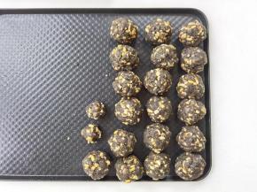 馅料50克一个，搓圆备用。