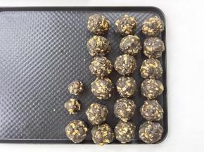 馅料50克一个，搓圆备用。