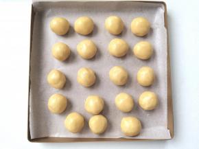 醒好的饼皮，分成30克一个，保鲜膜盖好，防止干皮。