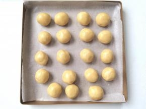 醒好的饼皮，分成30克一个，保鲜膜盖好，防止干皮。