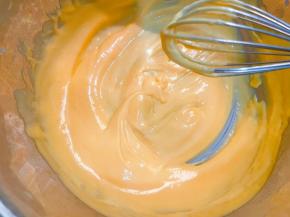 把搅拌均匀的蛋奶过筛一次，再隔热水搅拌至浓稠的稀糊，一定不要加热的太过哦