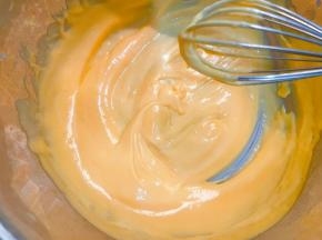 把搅拌均匀的蛋奶过筛一次，再隔热水搅拌至浓稠的稀糊，一定不要加热的太过哦