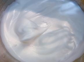 打发至软大弯钩，我今天打发的略微过了一点，导致了后面表面开裂了一点