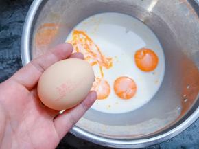 加入分离的蛋黄搅拌均匀，蛋清放在无油无水无蛋黄的盆里，蛋清先放入冰箱冷藏备用