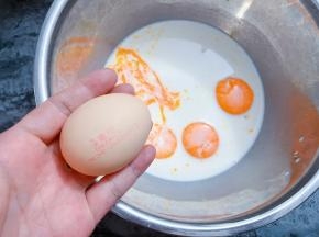 加入分离的蛋黄搅拌均匀，蛋清放在无油无水无蛋黄的盆里，蛋清先放入冰箱冷藏备用