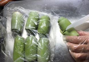 全部擀万完后还是取第一个面卷，在中间切成两段