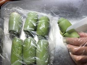 全部擀万完后还是取第一个面卷，在中间切成两段