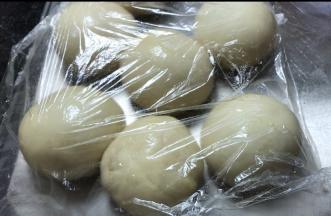 收口朝下，盖上保鲜膜