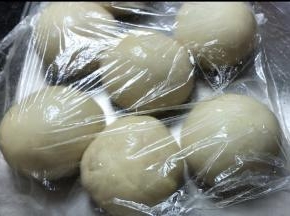 收口朝下，盖上保鲜膜