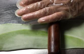 再次取第一个面卷，同样擀成薄长面皮