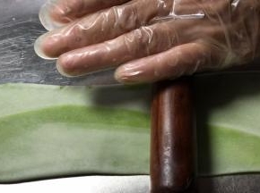 再次取第一个面卷，同样擀成薄长面皮