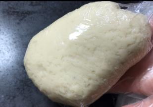 先将水油皮食材混合均匀，揉成光滑面团，用保鲜膜包裹严实，醒面半小时