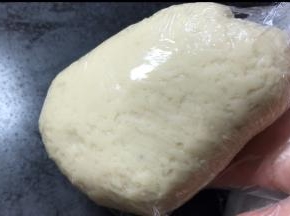 先将水油皮食材混合均匀，揉成光滑面团，用保鲜膜包裹严实，醒面半小时
