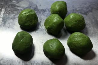 酥油面团用同样的方式分成7等份