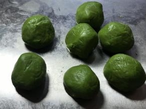 酥油面团用同样的方式分成7等份