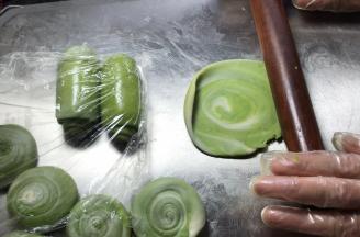 竖起压成饼，再用擀面杖擀成薄饼皮