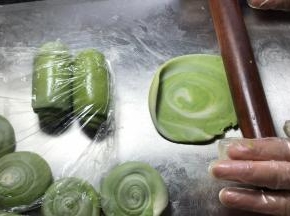 竖起压成饼，再用擀面杖擀成薄饼皮