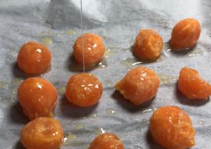 蛋黄洗净外膜，放入烤盘撒上白酒和食用油，放入烤箱中层，180度烤15分钟左右，取出放凉