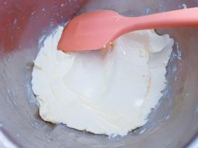 奶油奶酪隔热水搅拌至顺滑，再加入黄油或者椰子油搅拌均匀