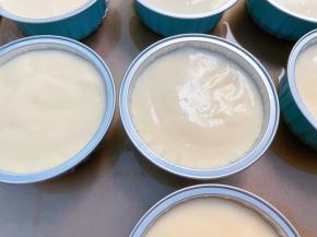 装入铝箔模具里放入烤盘，烤盘里再注入热水，放入预热好的烤箱中层先150度烤20分钟，再转175度烤10分钟表面略微上色即可