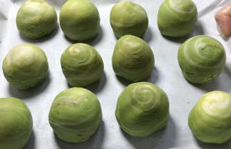 收口朝下，放入烤盘里，放入烤箱中层，180度烤35分钟