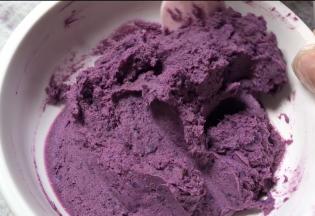 紫薯馅的食材混合均匀，放冰箱冷藏半小时左右