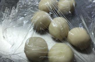 将水油皮再揉揉成长条，分成7等份，再揉成团，盖上保鲜膜备用