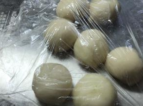 将水油皮再揉揉成长条，分成7等份，再揉成团，盖上保鲜膜备用