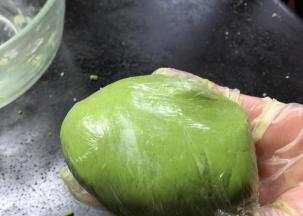 再将酥皮食材混合均匀，揉成团，用保鲜膜包裹备用（夏天温度太高就放冰箱冷藏）