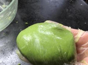 再将酥皮食材混合均匀，揉成团，用保鲜膜包裹备用（夏天温度太高就放冰箱冷藏）