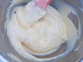 把奶油奶酪糊跟放凉的卡士达酱混合均匀